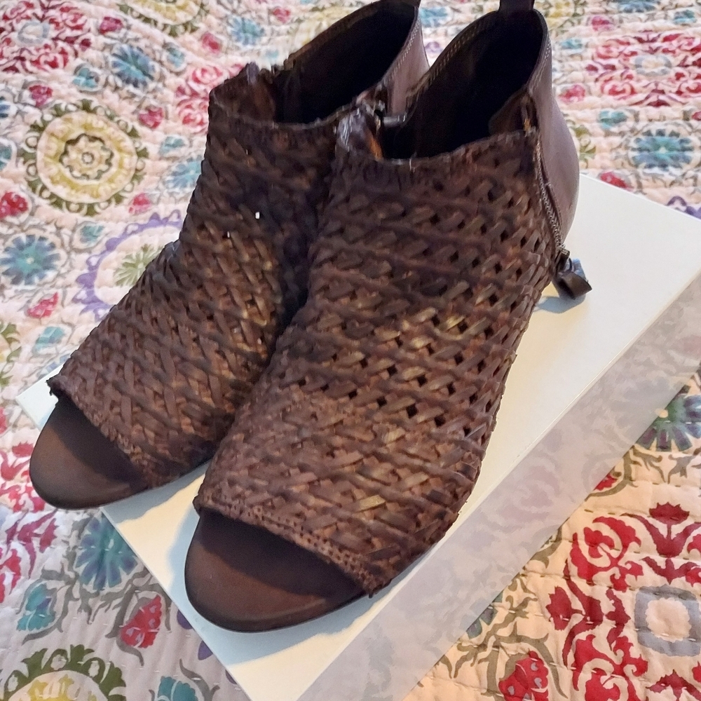 Elegant Brown Woven Women's Shoes